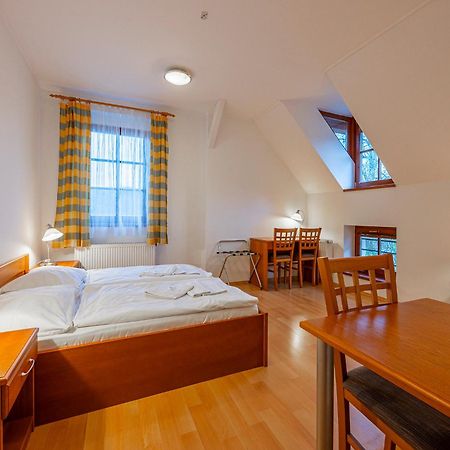 Hotel Mlyn Mitrovice à Příbram Extérieur photo