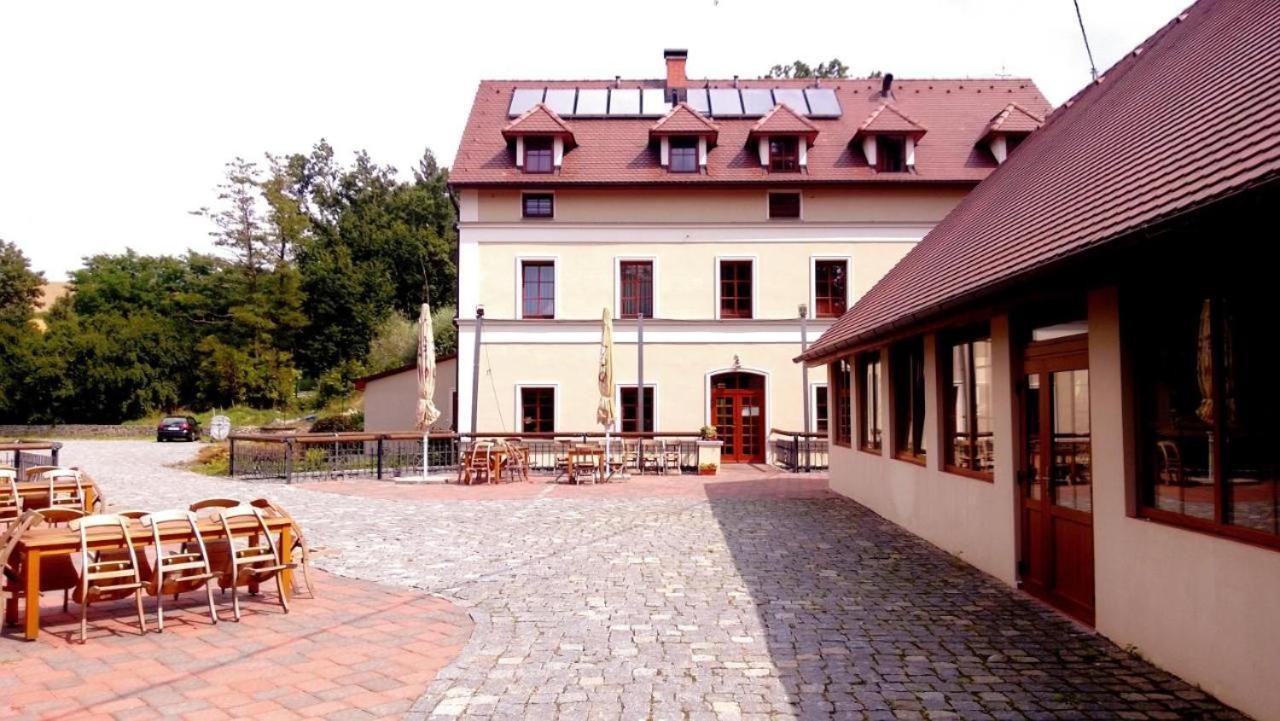 Hotel Mlyn Mitrovice à Příbram Extérieur photo