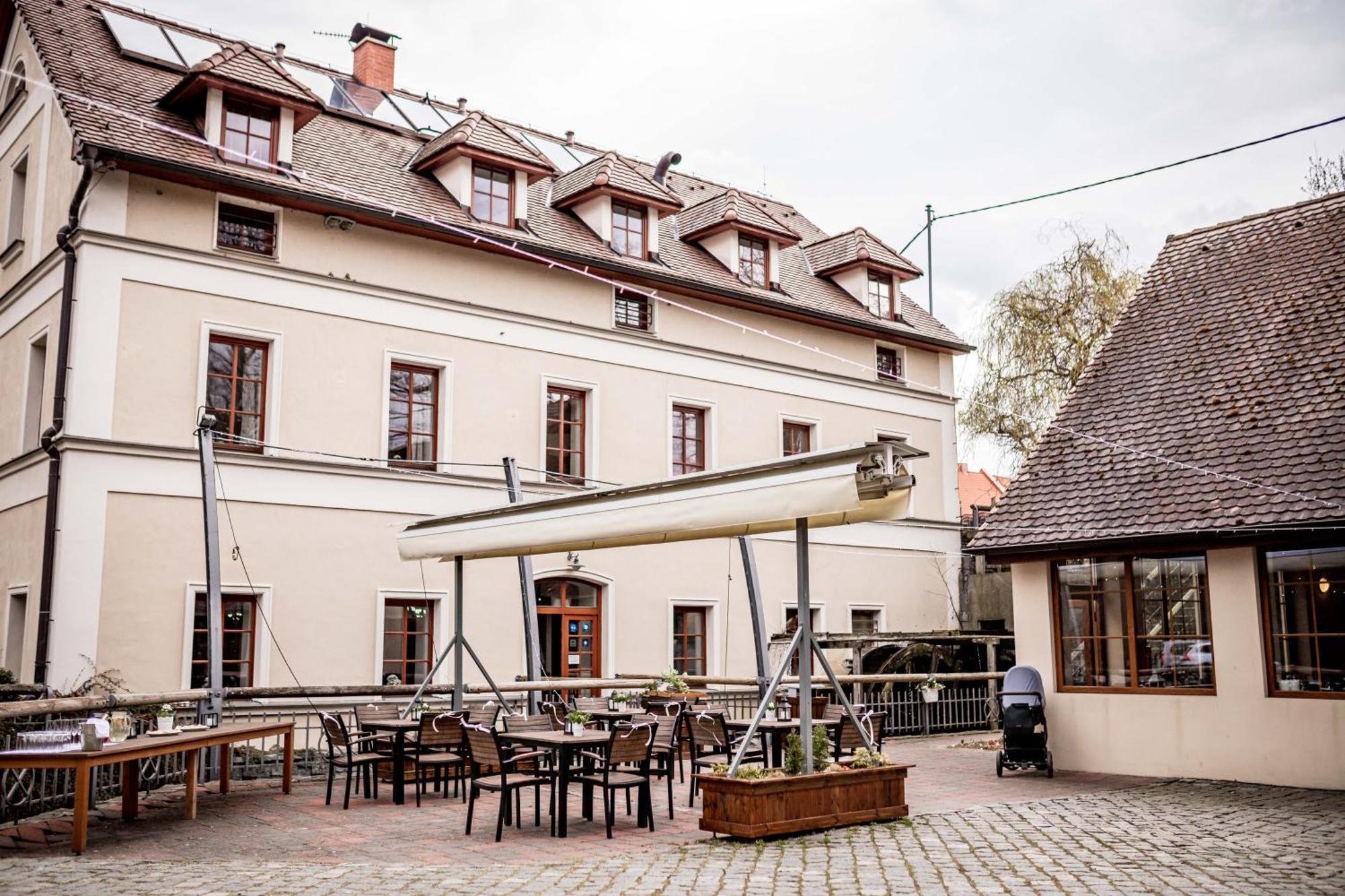 Hotel Mlyn Mitrovice à Příbram Extérieur photo